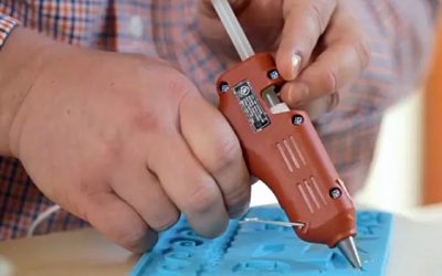 This Guy Places Glow In The Dark Hot Glue Into A Mold. The Final Results Are Priceless!