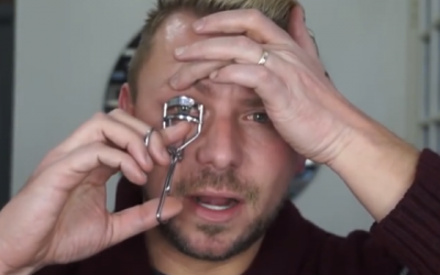 Makeup Artist Demonstrates An Easy Way To Put On Eyeliner. The Result Is Perfect Every Time!