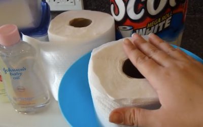 Woman Pours Baby Oil On a Roll Of Paper Towels. The Reason Is Brilliant