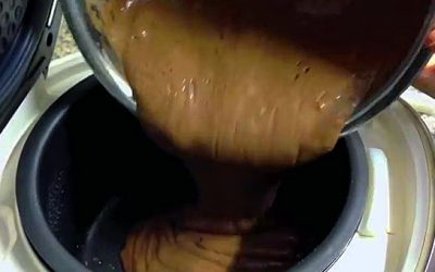 Lady Pours Chocolate Cake Batter Into The Rice Cooker. When She’s Done YUM!