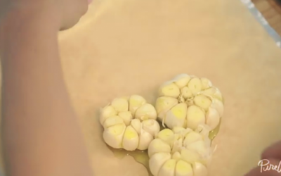 Woman Wraps Foil Around THIS Garlic and Puts It In The Oven. But When She’s Done YUM!