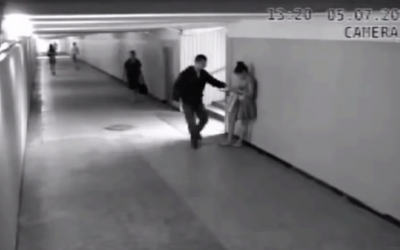 Guy Tries To Steal This Woman’s Phone In The Subway. He Proceeds To Get Instant Karma.