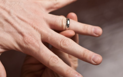 A Ring Got Stuck On His Swollen Finger. But He Removes It With This Unexpected Simple Trick!