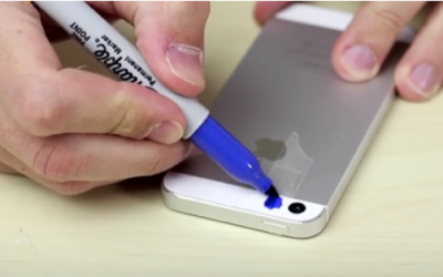 This Guy Takes 2 Sharpies and Colors The Flash On His Smartphone. The Result Will Amaze You!