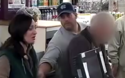 Single Mom Of 4 Kids Couldn’t Pay For Her Groceries. Now Watch What The Guy Behind Her Does! Wow!