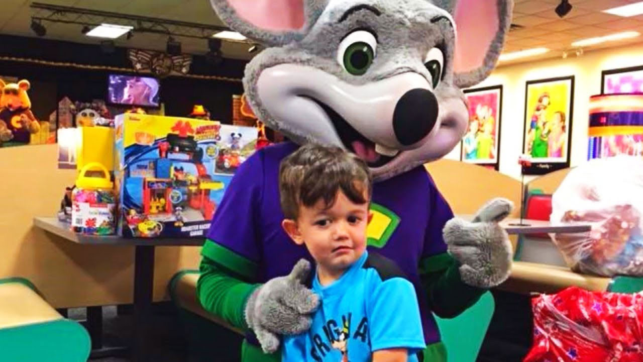 Nobody Showed Up To This Boy S Birthday So Chuck E Cheese Proceeds To Nobody Showed Up To This Boy S Birthday So Chuck E Cheese Proceeds To